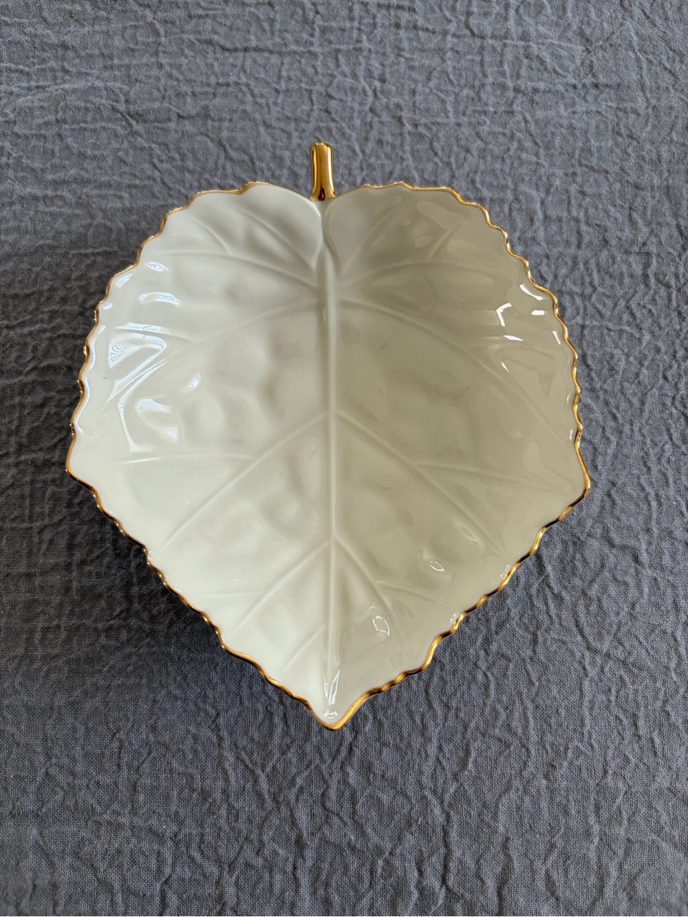 Lenox Cream Leaf-Shaped Serving candy/ trinket Dish with 24k Gold Trim